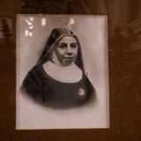 �Le origini di questo luogo risalgono al 500 � esordisce �, quando qui si trovavano le Clarisse francescane, suore di clausura. Il nostro Ordine, fondato a Napoli da Madre Maria Pia Notari nel 1885, si stabil� nel 1910. Oggi il luogo � abitato e curato da nove di noi�